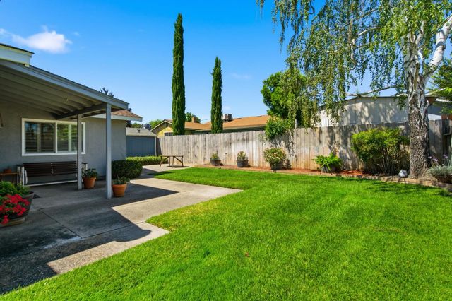 879 Carson Ave, Manteca, CA 95337