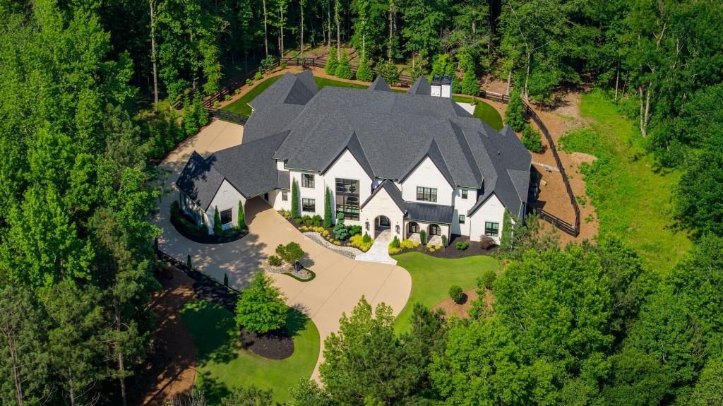 Image 100 of property listing at 200 Deerhaven Lane, Milton, GA 30004