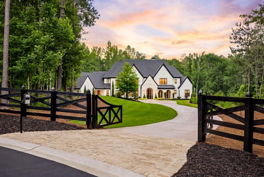 Image 2 of property listing at 200 Deerhaven Lane, Milton, GA 30004