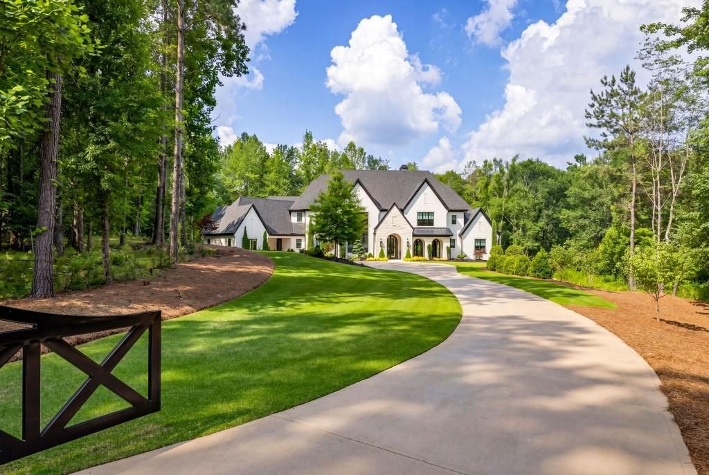 Image 3 of property listing at 200 Deerhaven Lane, Milton, GA 30004