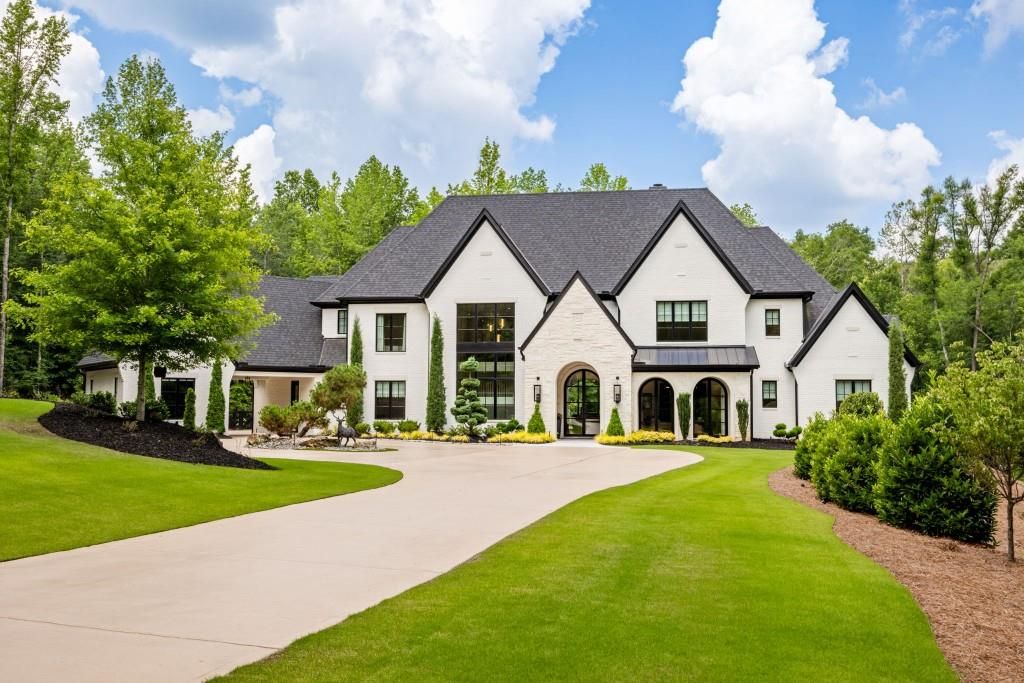Image 4 of property listing at 200 Deerhaven Lane, Milton, GA 30004