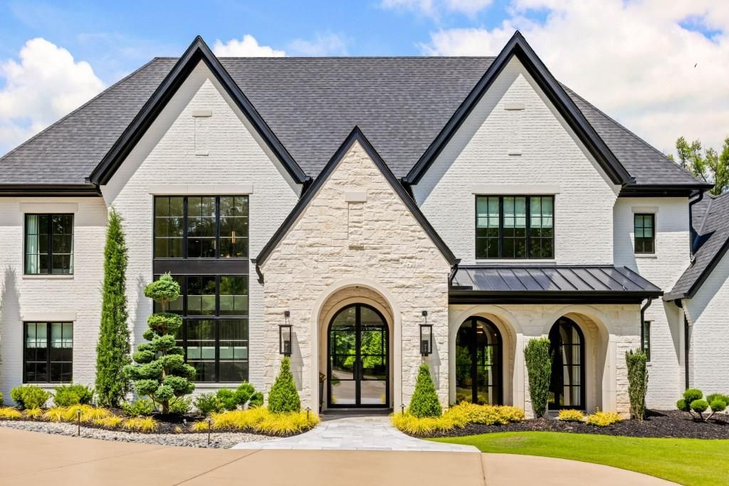 Image 5 of property listing at 200 Deerhaven Lane, Milton, GA 30004