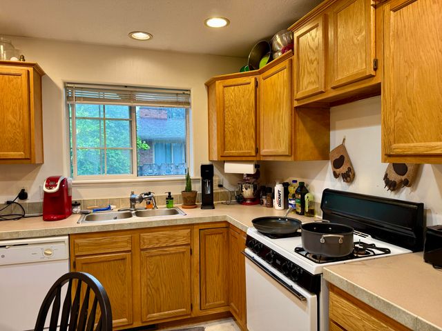 418 6th Street, Manistee, MI 49660