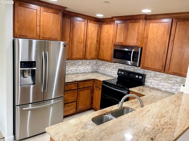 606 E JOHNSON St, Carlton, OR 97111