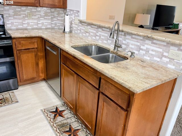 606 E JOHNSON St, Carlton, OR 97111