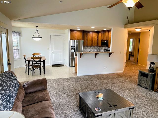 606 E JOHNSON St, Carlton, OR 97111