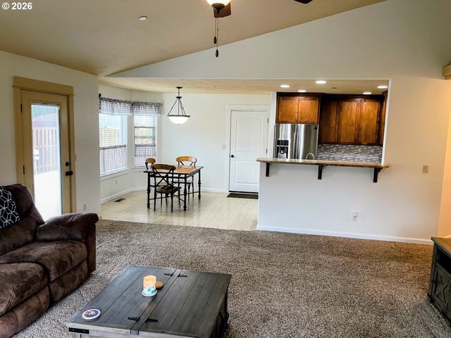 606 E JOHNSON St, Carlton, OR 97111