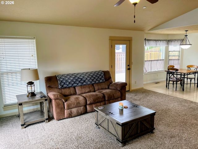 606 E JOHNSON St, Carlton, OR 97111