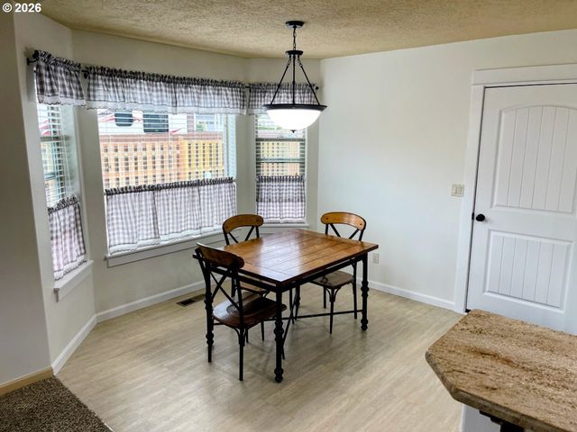 606 E JOHNSON St, Carlton, OR 97111