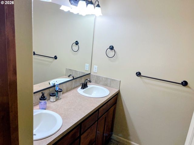 606 E JOHNSON St, Carlton, OR 97111