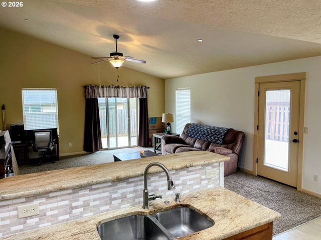 606 E JOHNSON St, Carlton, OR 97111