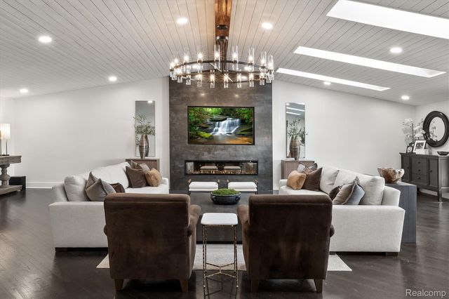 2440 Lake Angelus Lane, Lake Angelus, MI 48326