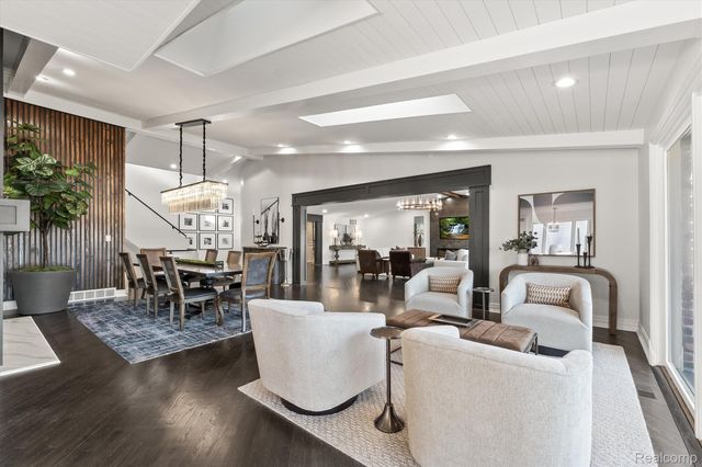 2440 Lake Angelus Lane, Lake Angelus, MI 48326