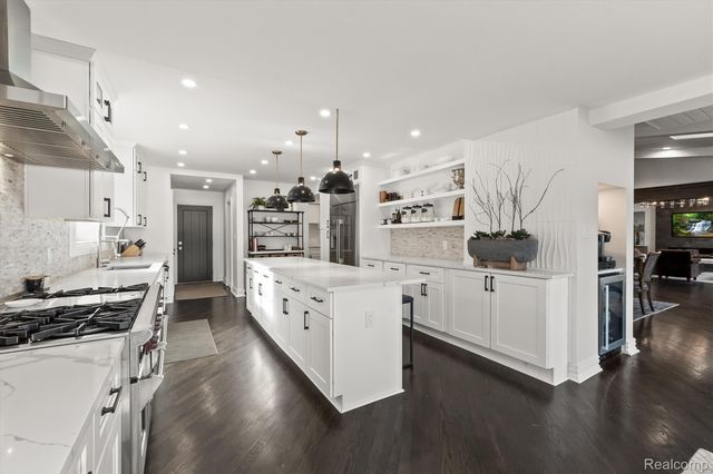 2440 Lake Angelus Lane, Lake Angelus, MI 48326