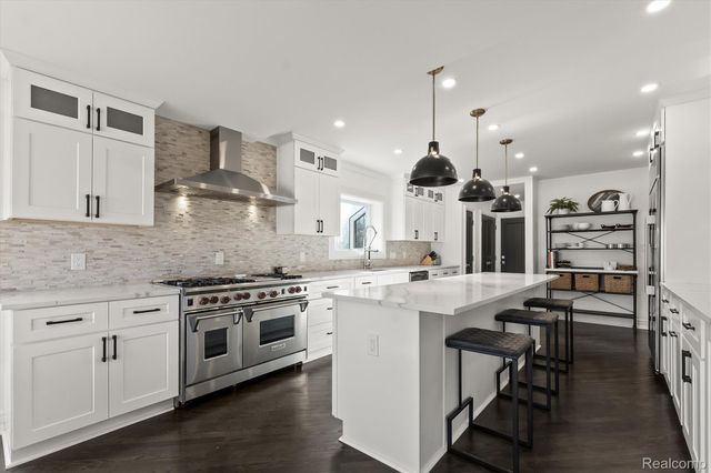 2440 Lake Angelus Lane, Lake Angelus, MI 48326