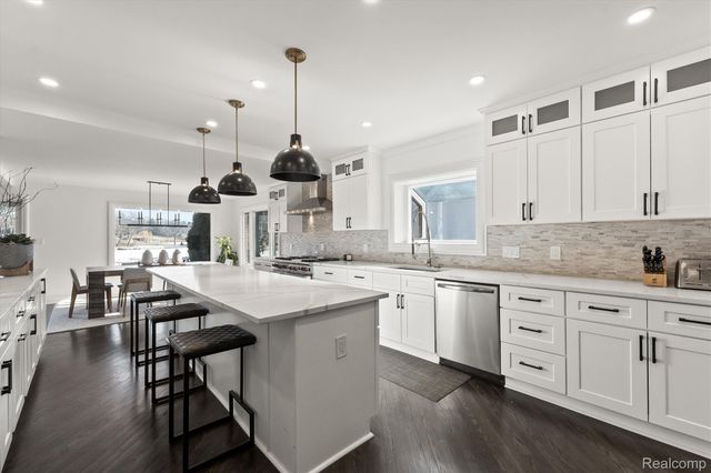 2440 Lake Angelus Lane, Lake Angelus, MI 48326