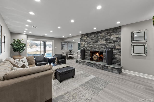 2440 Lake Angelus Lane, Lake Angelus, MI 48326