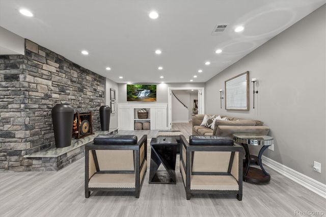 2440 Lake Angelus Lane, Lake Angelus, MI 48326