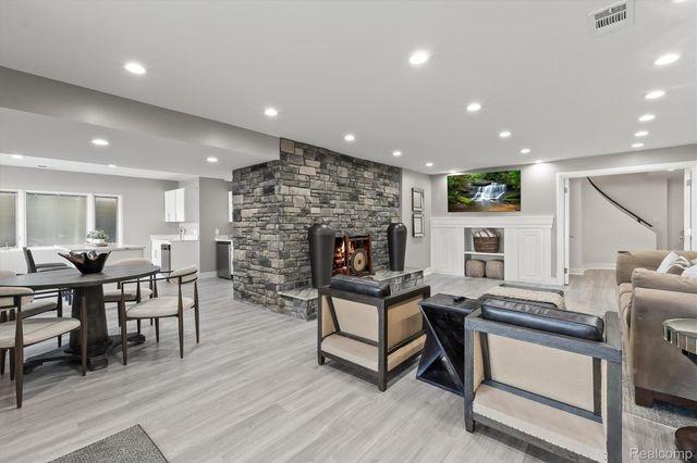 2440 Lake Angelus Lane, Lake Angelus, MI 48326