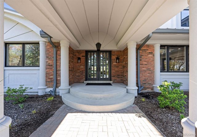 2440 Lake Angelus Lane, Lake Angelus, MI 48326