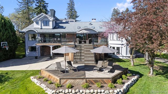 2440 Lake Angelus Lane, Lake Angelus, MI 48326