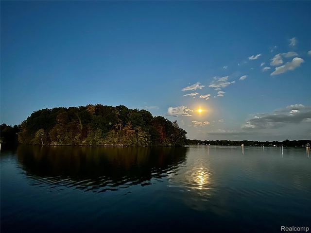 2440 Lake Angelus Lane, Lake Angelus, MI 48326
