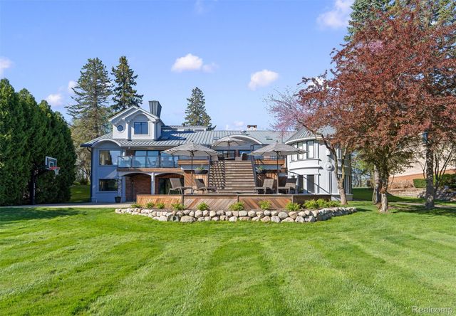 2440 Lake Angelus Lane, Lake Angelus, MI 48326