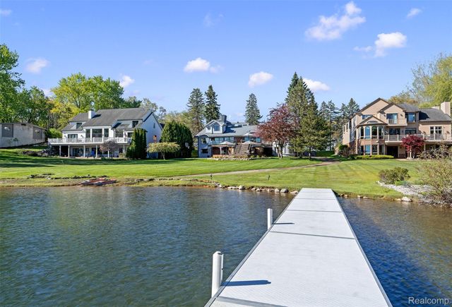 2440 Lake Angelus Lane, Lake Angelus, MI 48326