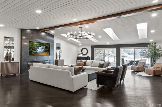 2440 Lake Angelus Lane, Lake Angelus, MI 48326