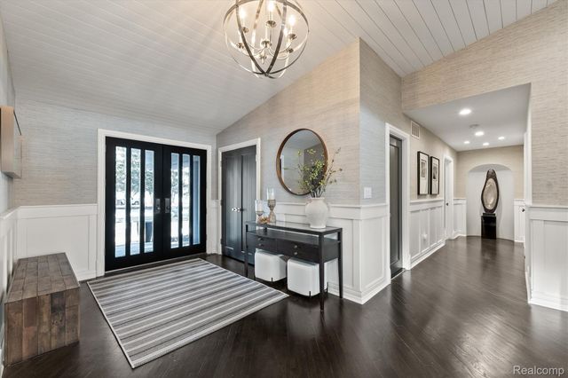 2440 Lake Angelus Lane, Lake Angelus, MI 48326
