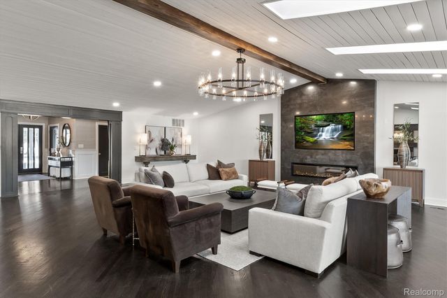 2440 Lake Angelus Lane, Lake Angelus, MI 48326
