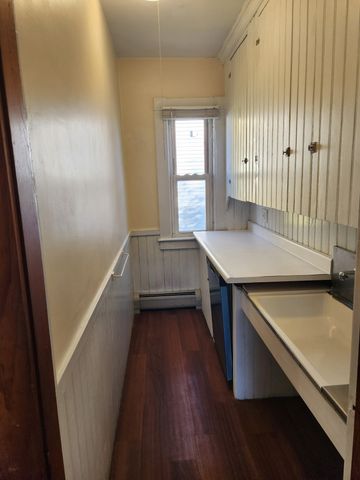 274 University Ave 2, Lowell, MA 01854