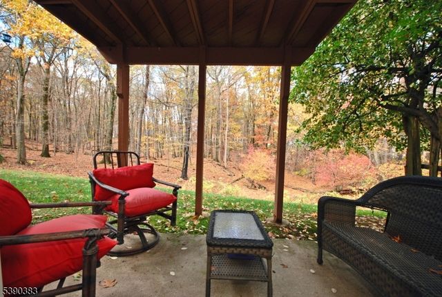 16 Iroquois Trl, Branchburg Twp., NJ 08876