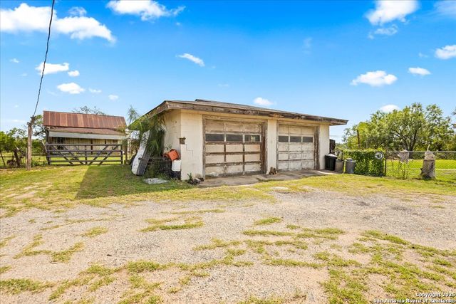 11295 Loop 107, Adkins, TX 78101