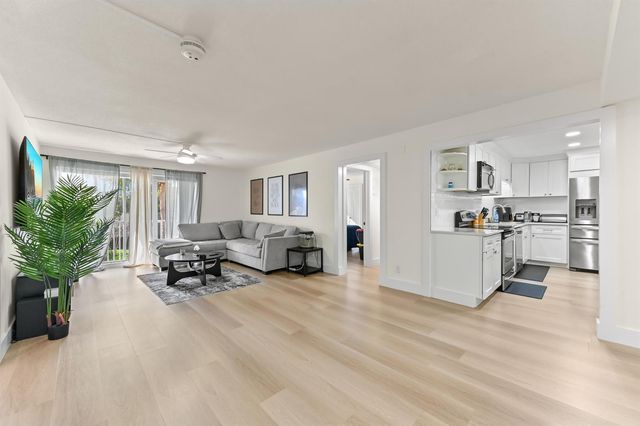 1428 SE 4th Avenue 215, Deerfield Beach, FL 33441