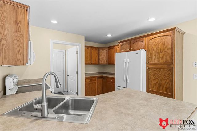 1199 Creek View Court, Burton, MI 48509