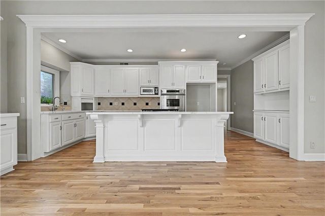 5802 W 140th Terrace, Overland Park, KS 66223