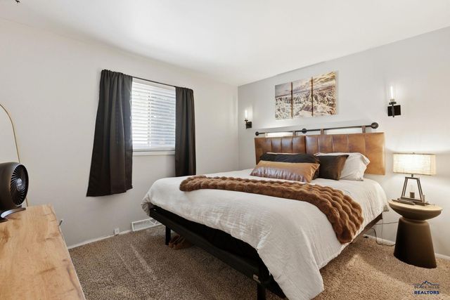 1206 WOODLAWN DR, Rapid City, SD 57701
