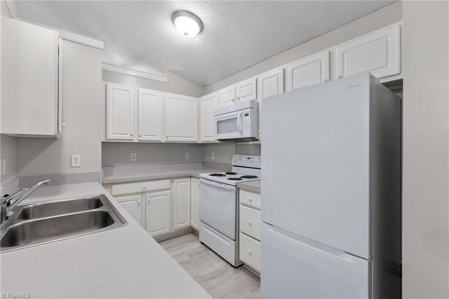 633 Ivy Glen Drive, Winston-salem, NC 27127
