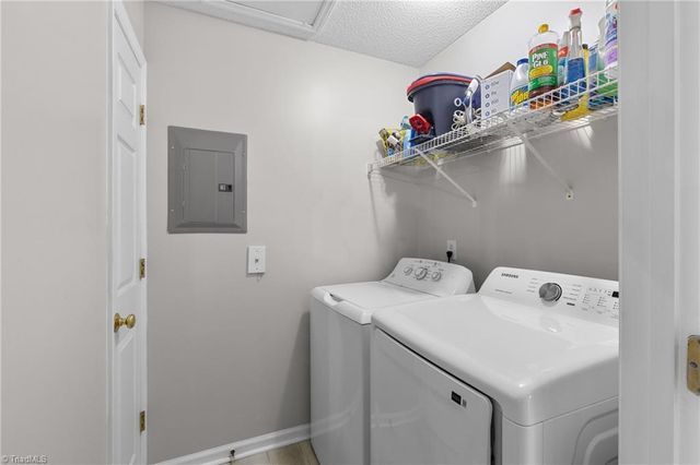 633 Ivy Glen Drive, Winston-salem, NC 27127