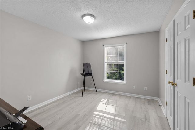 633 Ivy Glen Drive, Winston-salem, NC 27127