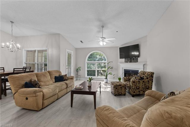 633 Ivy Glen Drive, Winston-salem, NC 27127