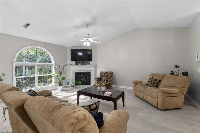 633 Ivy Glen Drive, Winston-salem, NC 27127