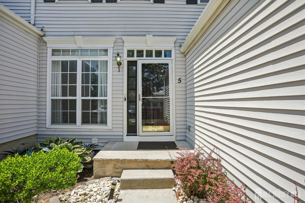 5 Schlottfeld Lane, Parlin, NJ 08859