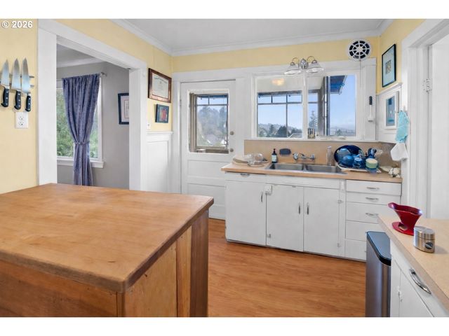 3496 Harrison Ave, Astoria, OR 97103