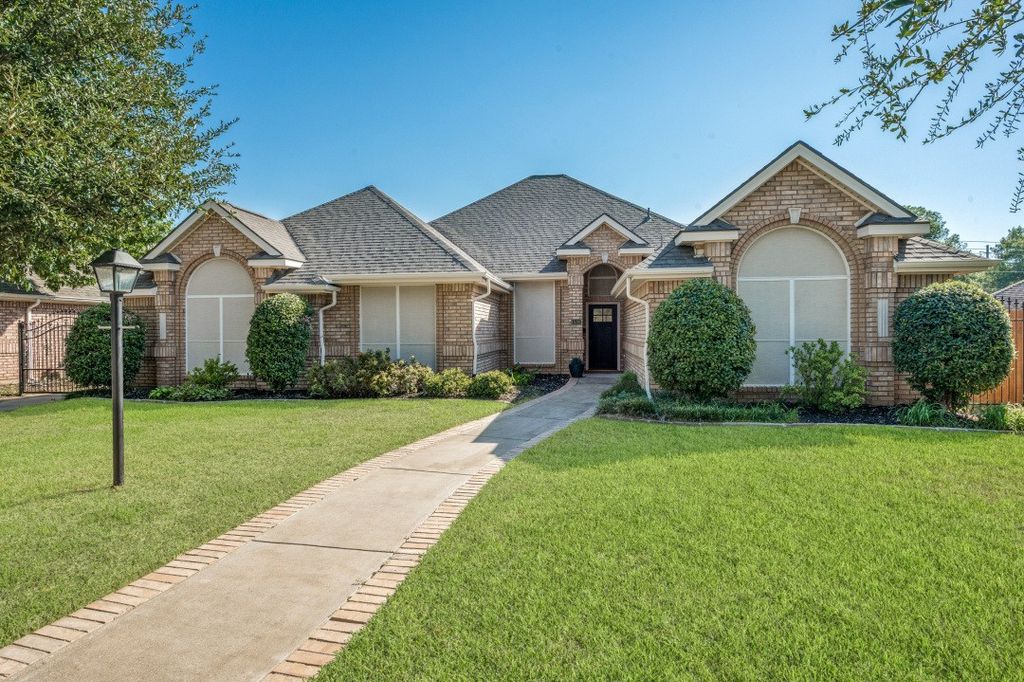 1500 Forest Meadows Court, Bedford, TX 76021