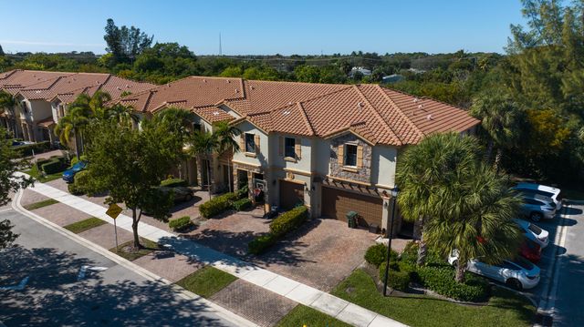 6977 Broadland Way, Coconut Creek, FL 33073