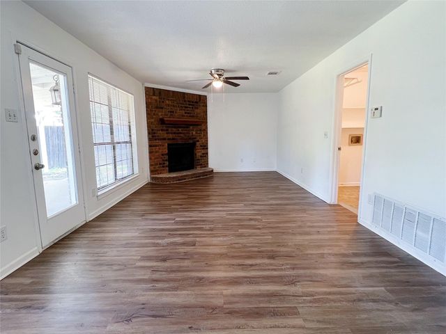 616 Valley Spring Drive, Arlington, TX 76018