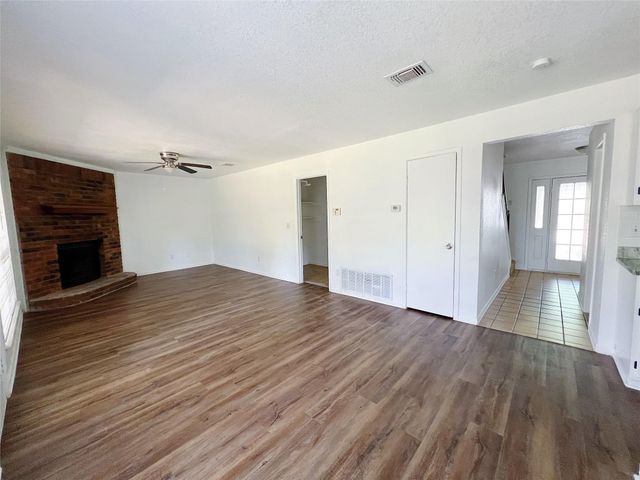 616 Valley Spring Drive, Arlington, TX 76018
