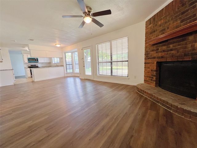 616 Valley Spring Drive, Arlington, TX 76018